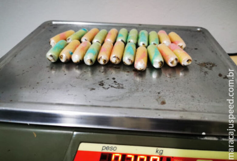 Dupla de bolivianos é presa após ingerir cápsulas de cocaína para entrar no Brasil Dupla de bolivianos é presa após ingerir cápsulas de cocaína para entrar no Brasil