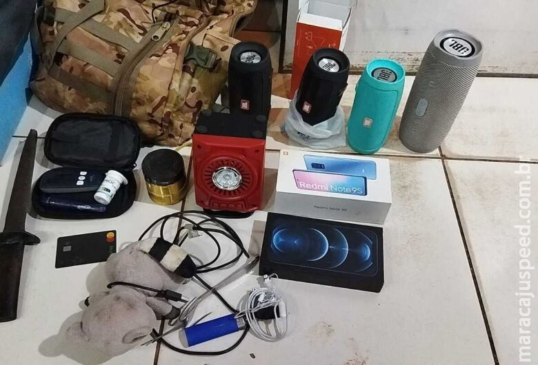 Dupla é flagrada invadindo loja e furtando aparelhos de som Dupla é flagrada invadindo loja e furtando aparelhos de som