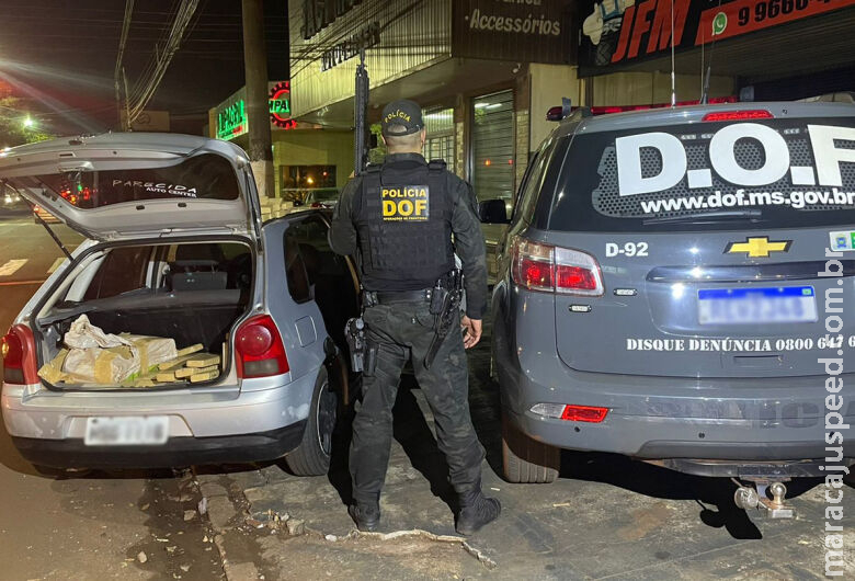 Dupla é presa ao estacionar carro com maconha para consertar pneu