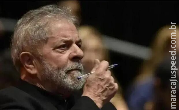 Grupo de bolsonaristas cerca carro e xinga Lula em São Paulo