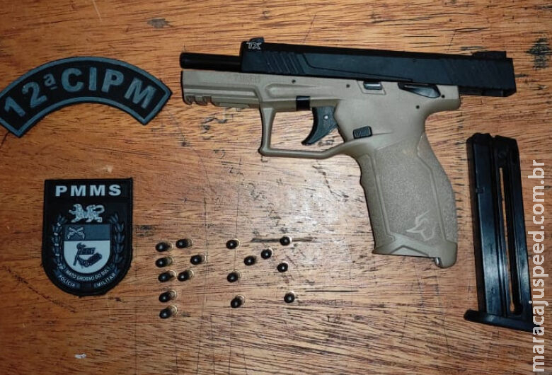 Homem é flagrado com arma de fogo e munições em abordagem policial Homem é flagrado com arma de fogo e munições em abordagem policial