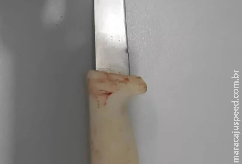 Homem é preso após tentar assassinar ex-convivente com vários golpes de faca Homem é preso após tentar assassinar ex-convivente com vários golpes de faca