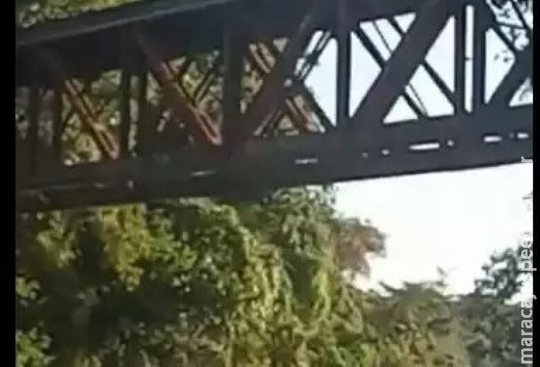 Homem pula de ponte, desaparece e bombeiros fazem buscas