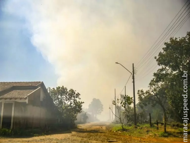 Incêndio em área militar mobiliza equipe dos Bombeiros e da aeronáutica em Campo Grande