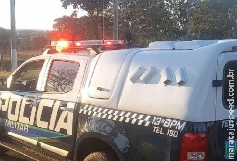 Indivíduos são presos com drogas em abordagem policial Indivíduos são presos com drogas em abordagem policial