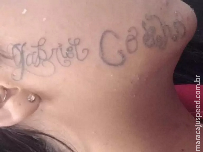 Jovem de 18 anos desaparece e volta com nome do ex-namorado tatuado no rosto em SP Jovem de 18 anos desaparece e volta com nome do ex-namorado tatuado no rosto em SP