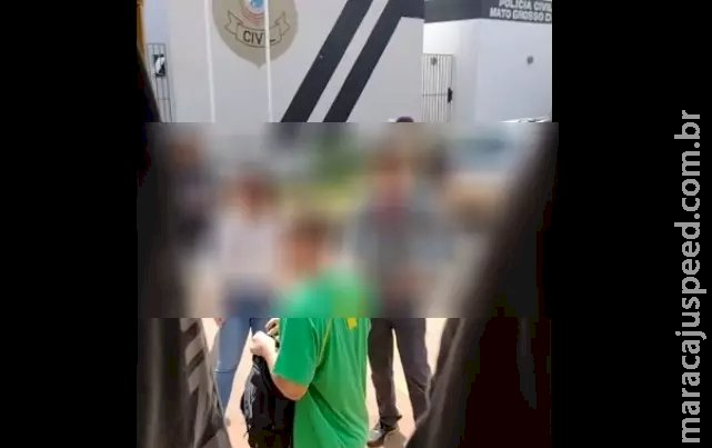 Jovem diz que está com arma e ônibus com estudantes vai parar em delegacia Jovem diz que está com arma e ônibus com estudantes vai parar em delegacia
