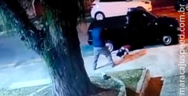 Jovem é morta a tiros na saída da escola e ex é suspeito Jovem é morta a tiros na saída da escola e ex é suspeito
