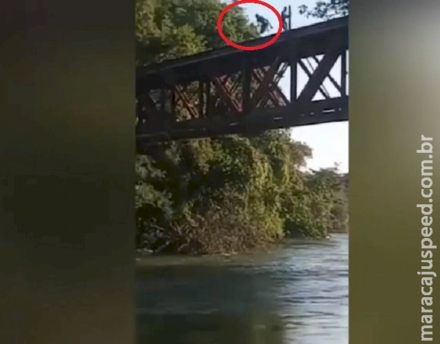 Jovem pula de ponte de 15 metros durante Jovem pula de ponte de 15 metros durante