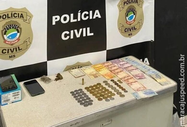 Jovens são presos por furto e tráfico em Naviraí Jovens são presos por furto e tráfico em Naviraí