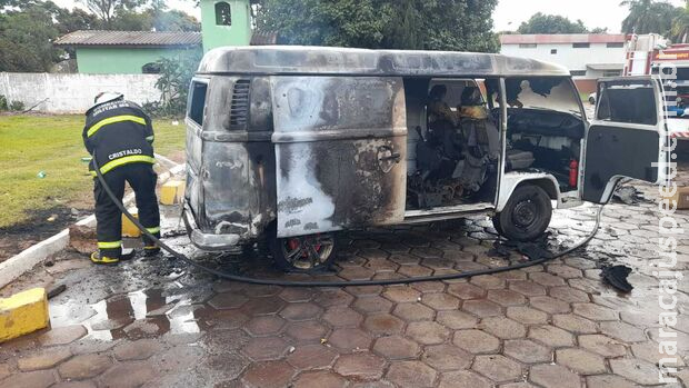 Kombi pega fogo próximo a posto de combustível; pai e filho ficaram feridos Kombi pega fogo próximo a posto de combustível; pai e filho ficaram feridos