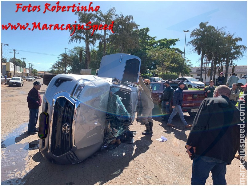Maracaju: Caminhonete Hilux capota após colidir com veículo Corsa, e durante capotamento colidi com um terceiro veículo que estava estacionado Maracaju: Caminhonete Hilux capota após colidir com veículo Corsa, e durante capotamento colidi com um terceiro veículo que estava estacionado