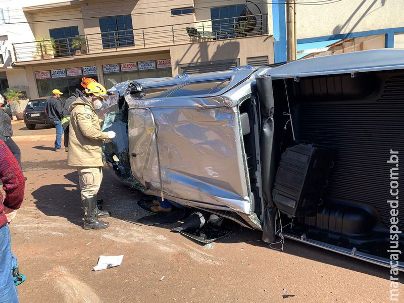 Maracaju: Colisão entre veículos na avenida Perimetral Norte e capotamento Maracaju: Colisão entre veículos na avenida Perimetral Norte e capotamento