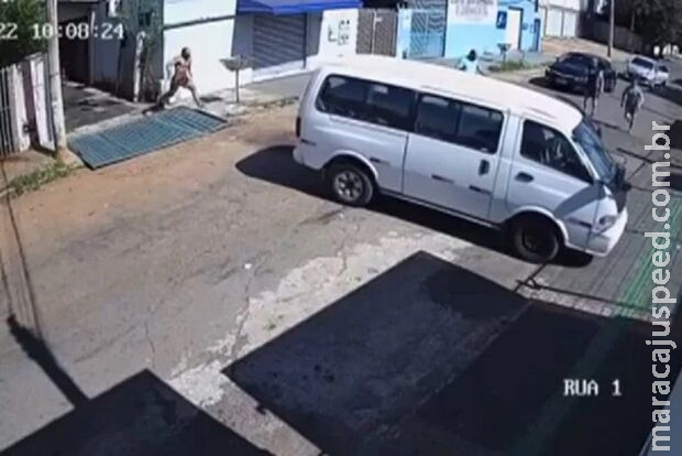 Menino de 4 anos pega van do pai e derruba portão de casa em Goiânia