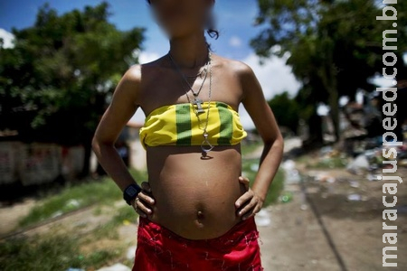 Menor de 16 anos que esta gestante e vivendo em situação precária é entregue ao Conselho Tutelar pela PM Menor de 16 anos que esta gestante e vivendo em situação precária é entregue ao Conselho Tutelar pela PM