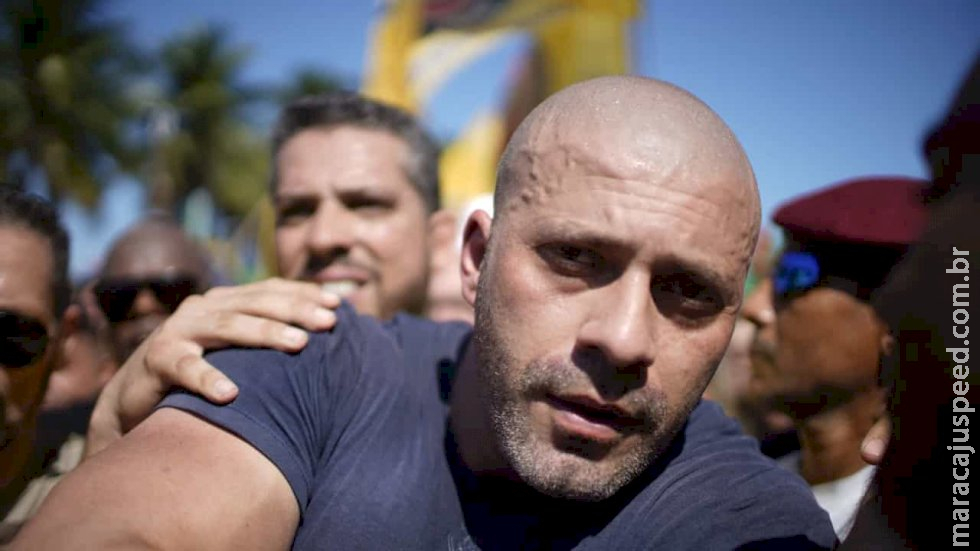 Moraes intima advogados de Silveira a explicarem descumprimento de cautelares Moraes intima advogados de Silveira a explicarem descumprimento de cautelares