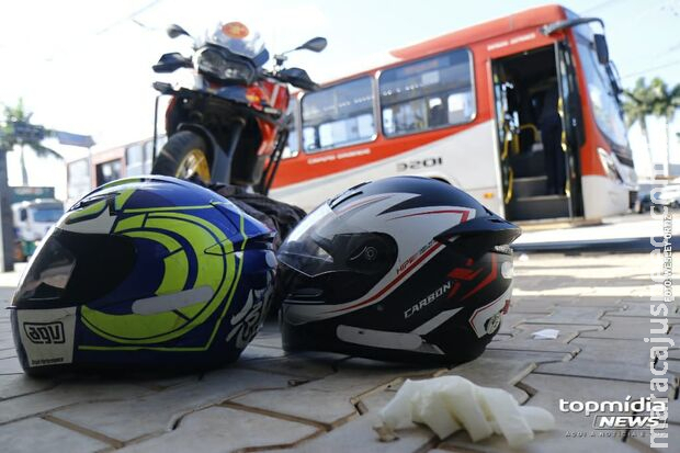 Motociclista trafega no meio da pista e bate em dois veículos na Zahran