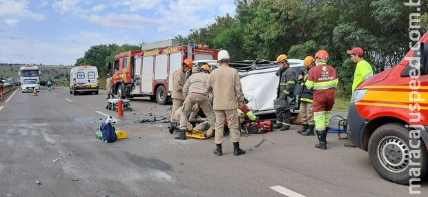 Motorista bate em caminhão e fica em estado grave na BR-163