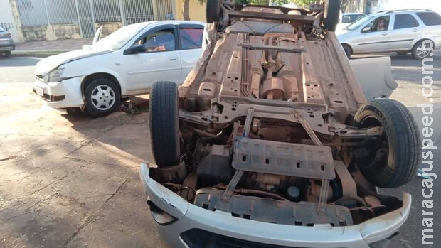 Motorista de aplicativo invade preferencial e capota carro na Avenida Tiradentes Motorista de aplicativo invade preferencial e capota carro na Avenida Tiradentes