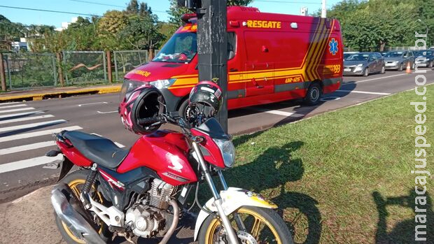 Motorista de caminhonete bate na traseira de motociclista parada no sinal em Campo Grande Motorista de caminhonete bate na traseira de motociclista parada no sinal em Campo Grande