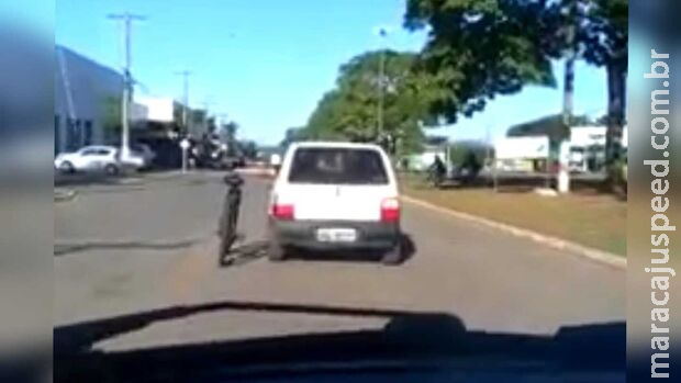 Motorista esquece função do porta-malas e leva bicicleta ao lado do carroMotorista esquece função do porta-malas e leva bicicleta ao lado do carro Motorista esquece função do porta-malas e leva bicicleta ao lado do carroMotorista esquece função do porta-malas e leva bicicleta ao lado do carro