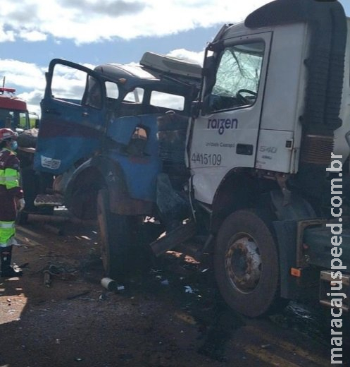 Motorista fica preso às ferragens após colisão de caminhões entre Caarapó e Juti
