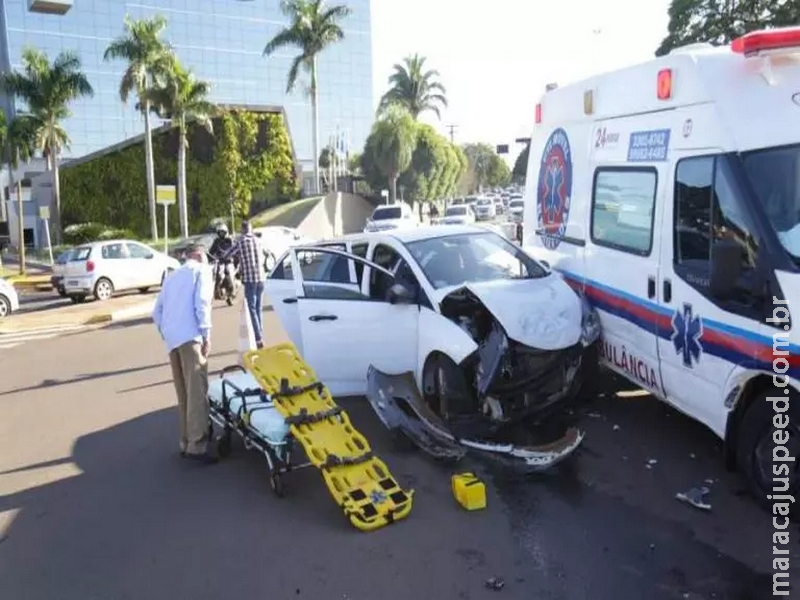 Motorista fica retido em carro após acidente com ambulância na Avenida Afonso Pena