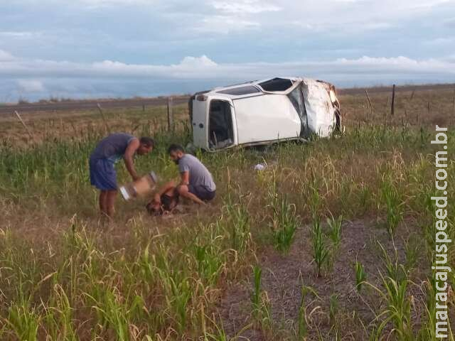 Motorista perde controle da direção e fica em estado grave após capotar carro