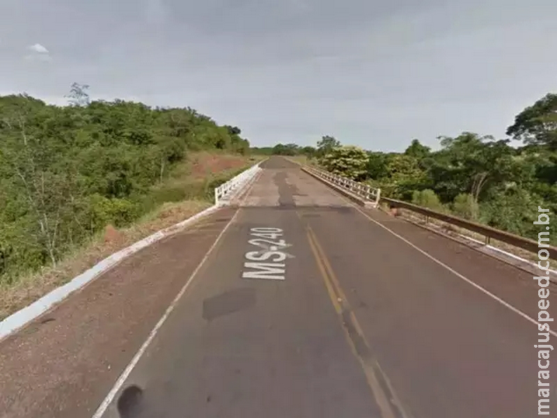 Mulher de 44 anos morre depois de colisão entre caminhão e moto em ponte Mulher de 44 anos morre depois de colisão entre caminhão e moto em ponte