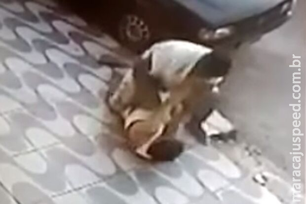 Mulher é espancada por assaltantes na Vila Popular Mulher é espancada por assaltantes na Vila Popular