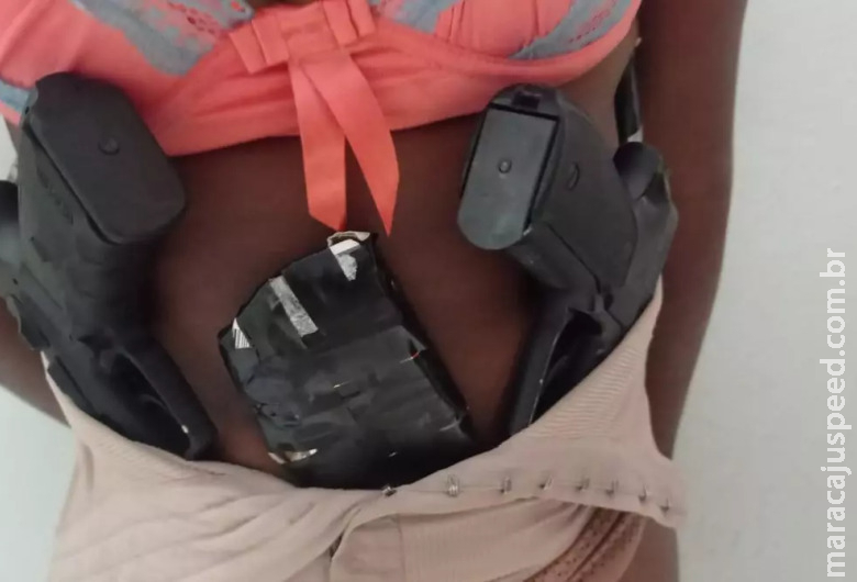 Mulher é presa em flagrante com armas e munições presas ao corpo Mulher é presa em flagrante com armas e munições presas ao corpo