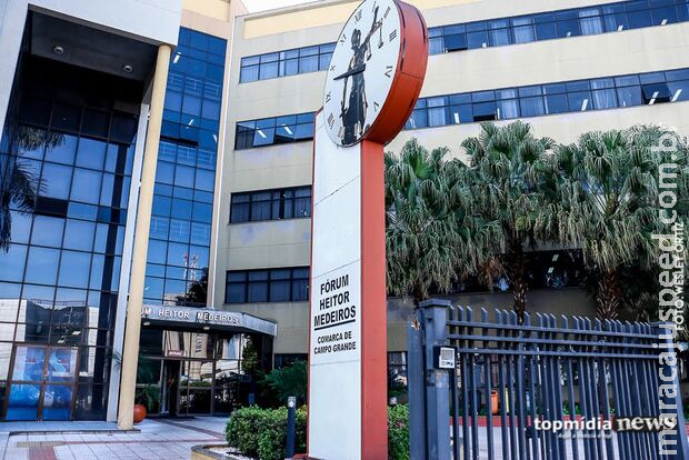 Mulher é presa por fazer escândalo e causar tumulto em Fórum de Campo Grande Mulher é presa por fazer escândalo e causar tumulto em Fórum de Campo Grande