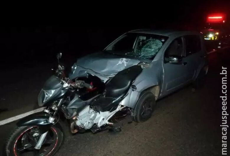 Mulher morre em acidente e impacto faz moto "entrar" no veículo