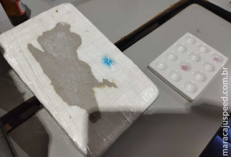 Passageira de ônibus é presa com cocaína escondida em bolsa de maquiagem Passageira de ônibus é presa com cocaína escondida em bolsa de maquiagem