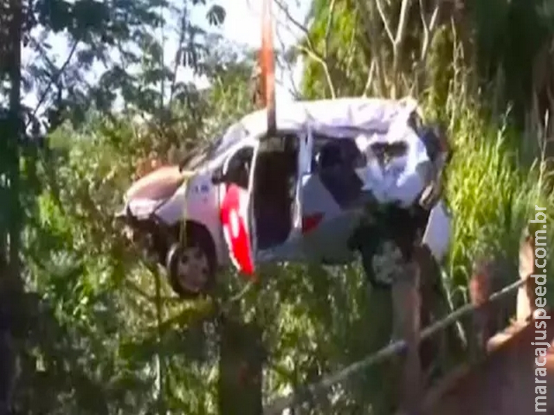 PM é flagrado com amante, tenta fugir da esposa e cai com viatura em ribanceira em SP PM é flagrado com amante, tenta fugir da esposa e cai com viatura em ribanceira em SP