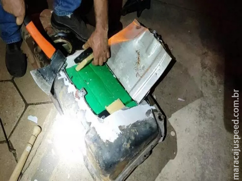 PRF encontra 118 tabletes de maconha escondidos em assoalho e tanque de combustível de Gol PRF encontra 118 tabletes de maconha escondidos em assoalho e tanque de combustível de Gol