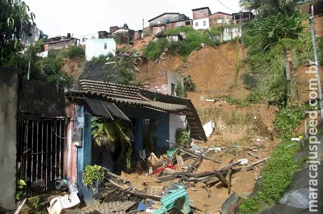 Sobe para 91 o número de vítimas das chuvas no Recife.