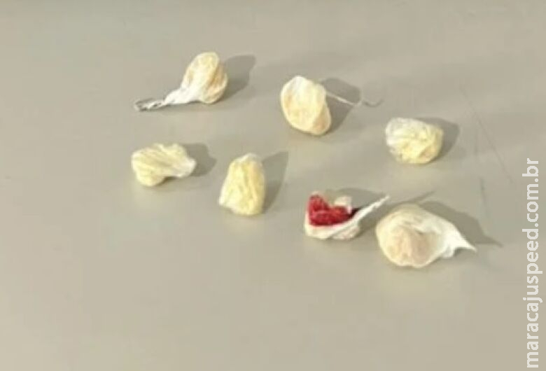 Suspeito de tráfico de drogas é flagrado com trouxinhas de cocaína e preso Suspeito de tráfico de drogas é flagrado com trouxinhas de cocaína e preso