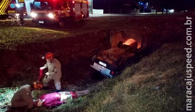 Uno com duas pessoas capota e cai em valeta em rodovia de Chapadão do Sul