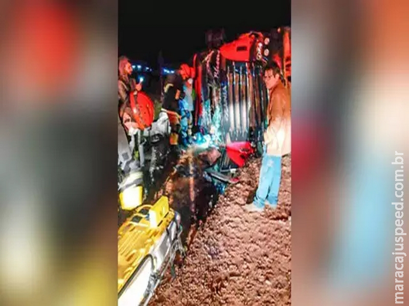 Veículo tomba durante a madrugada e mulher fica ferida em rodovia Veículo tomba durante a madrugada e mulher fica ferida em rodovia