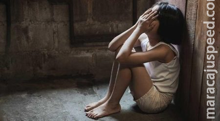 Vizinhos denunciam casal que obrigava filha a ter relações sexuais com estranhos na fronteira Vizinhos denunciam casal que obrigava filha a ter relações sexuais com estranhos na fronteira