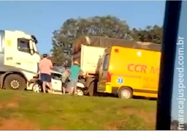 Acidente grave deixa carro prensado entre duas carretas na BR-163