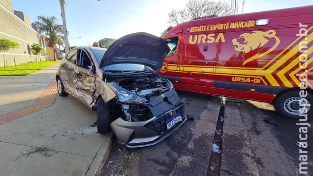 Acidente triplo entre viatura dos Bombeiros e dois carros deixa um idoso ferido Acidente triplo entre viatura dos Bombeiros e dois carros deixa um idoso ferido