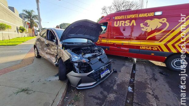 Acidente triplo entre viatura dos Bombeiros e dois carros deixa um idoso ferido