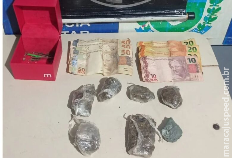 Adolescente tenta fugir da polícia e acaba apreendido com maconha Adolescente tenta fugir da polícia e acaba apreendido com maconha