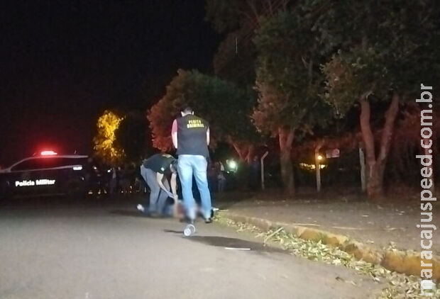 Alvos de disparos, jovens foram perseguidos por trio quando saíam de conveniência Alvos de disparos, jovens foram perseguidos por trio quando saíam de conveniência