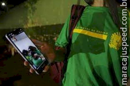 Ao não ter permissão para usar telefone celular dentro de sala de aula, aluna faz quebra quebra e o caso termina na Policia Ao não ter permissão para usar telefone celular dentro de sala de aula, aluna faz quebra quebra e o caso termina na Policia