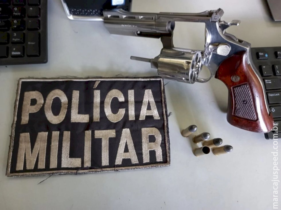 Após denúncia, mulher é flagrada com revólver perto de campo de futebol Após denúncia, mulher é flagrada com revólver perto de campo de futebol
