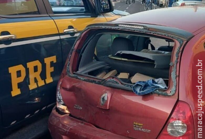 Após perseguição, motorista bate contra viatura e é preso com maconha e skunk Após perseguição, motorista bate contra viatura e é preso com maconha e skunk