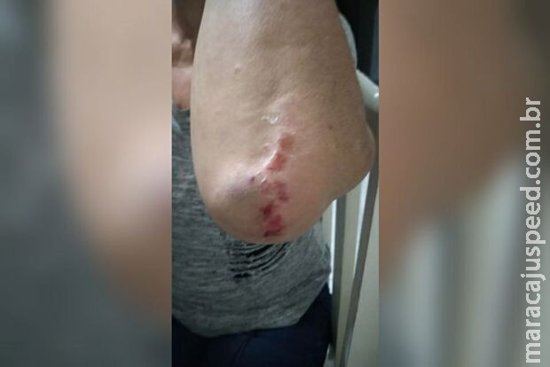 Bandido arrasta vítima pelos cabelos durante assalto Bandido arrasta vítima pelos cabelos durante assalto